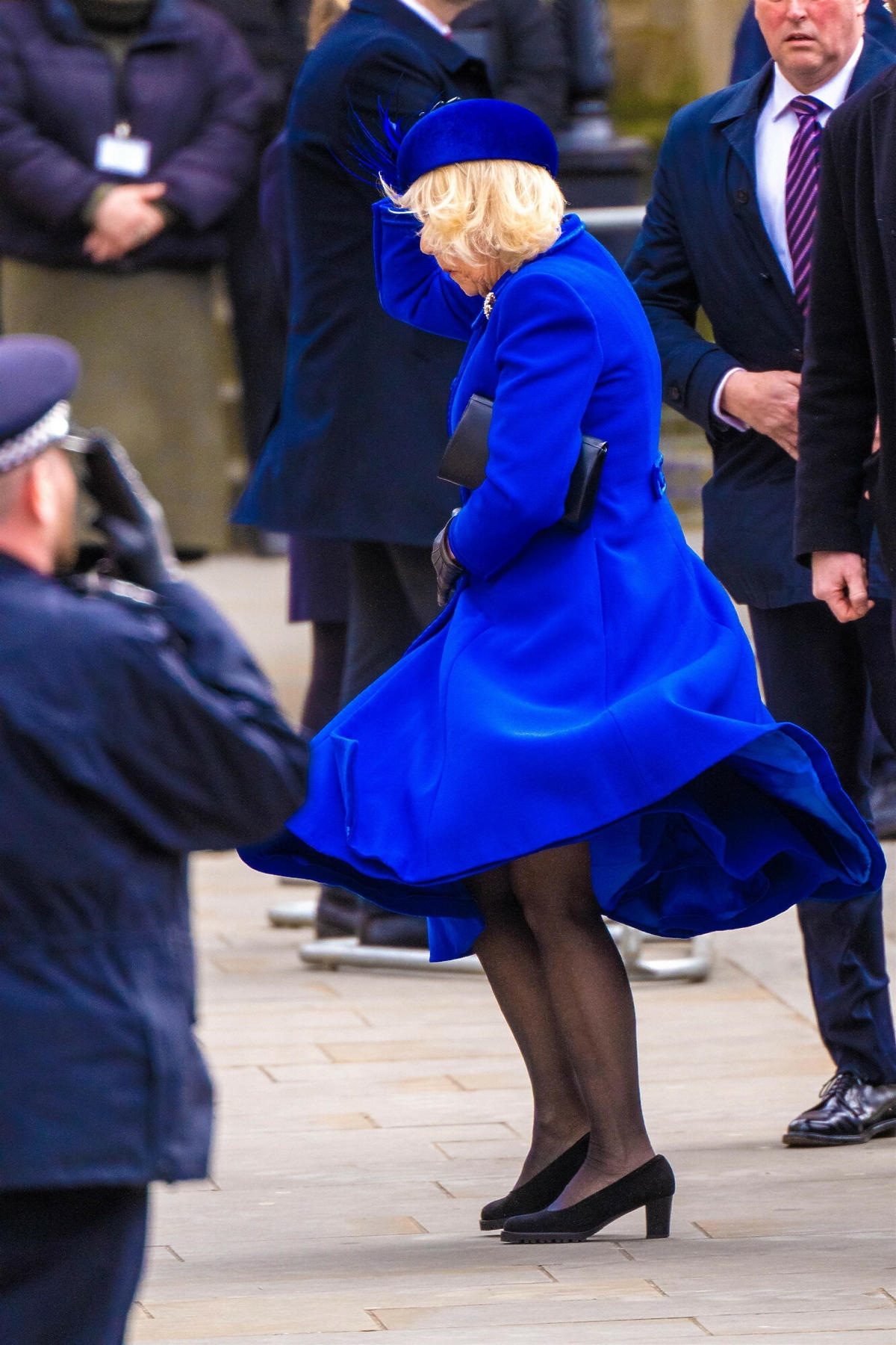 Królowa Camilla wiatr podwiewa jej sukienkę