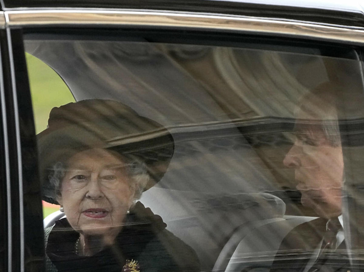 Królowa Elżbieta i książę Andrzej w samochodzie