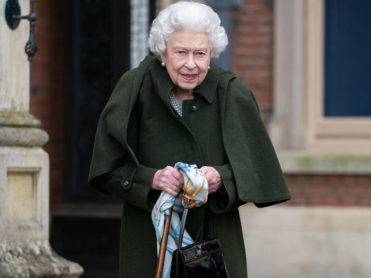Królowa Elżbieta II chowa się przed dziennikarzami