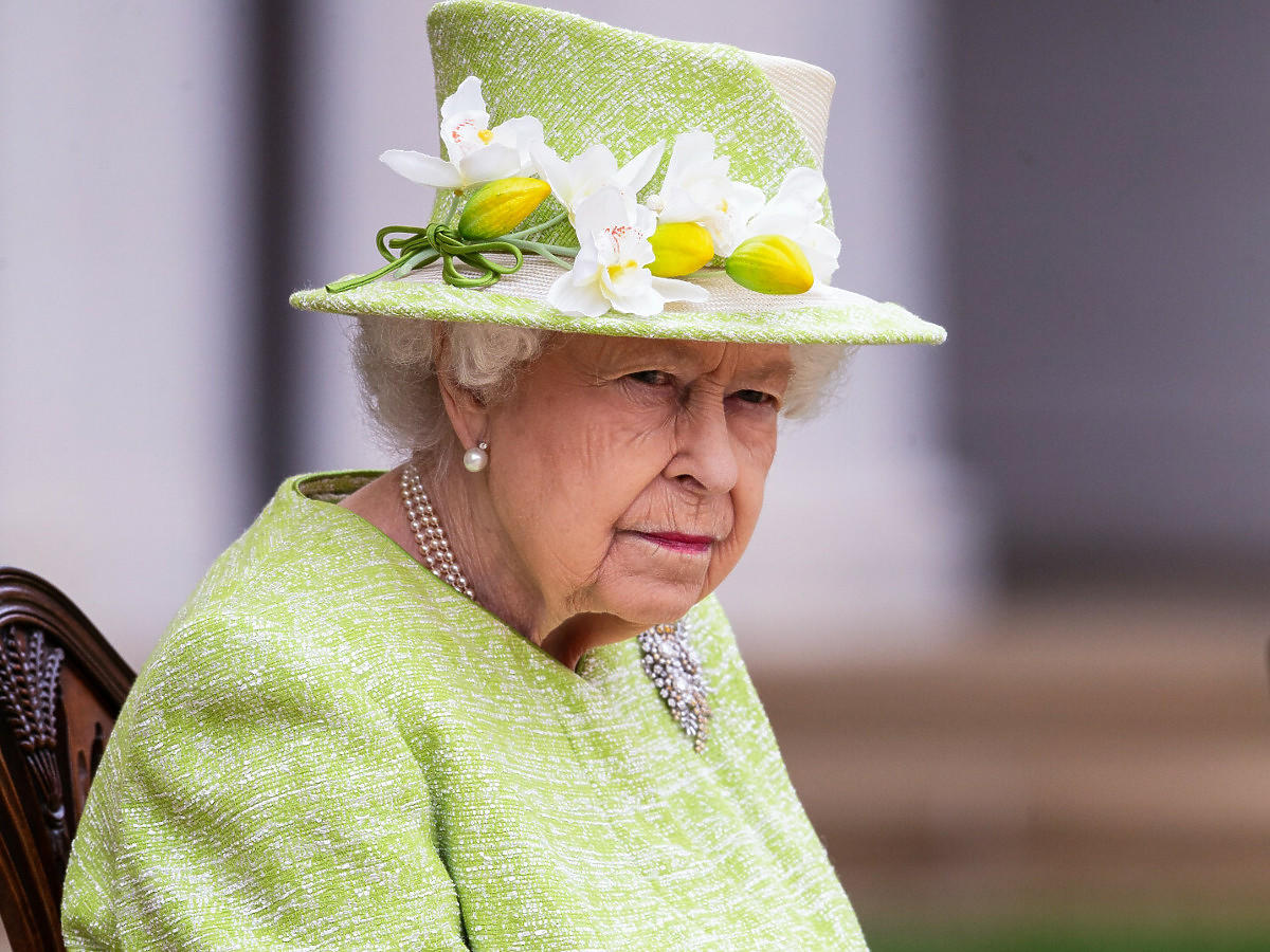 Królowa Elżbieta II ma dość wojny rodzinnej