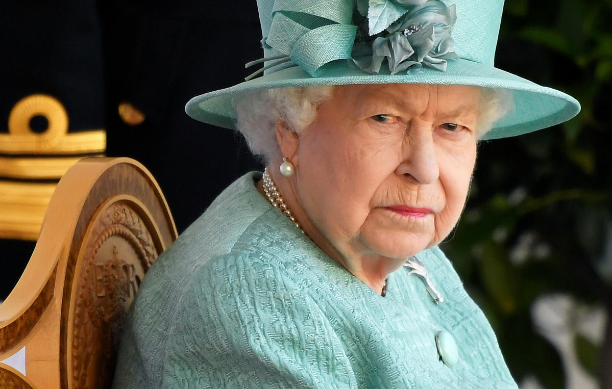 Królowa Elżbieta II nie ma skrupułów. Chce odebrać Harry’emu to, co najbardziej kocha