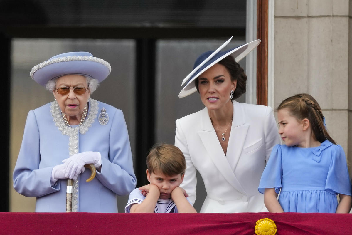 Królowa Elżbieta II pojawiła się na balkonie z kuzynem