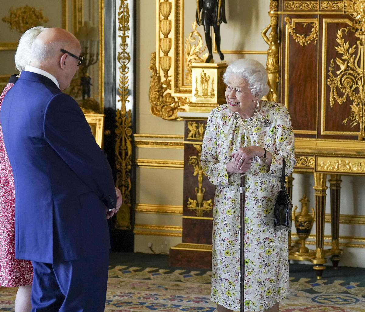 Królowa Elżbieta II pomaga sobie laską