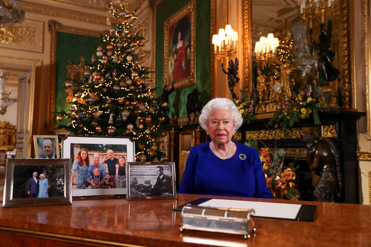 Królowa elżbieta II przy biurku w święta