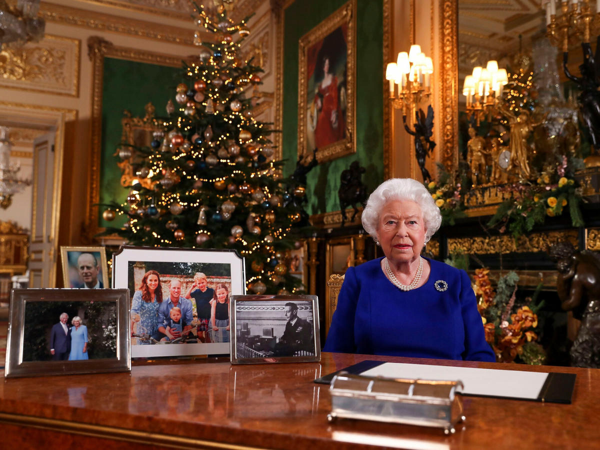 Królowa elżbieta II przy biurku w święta
