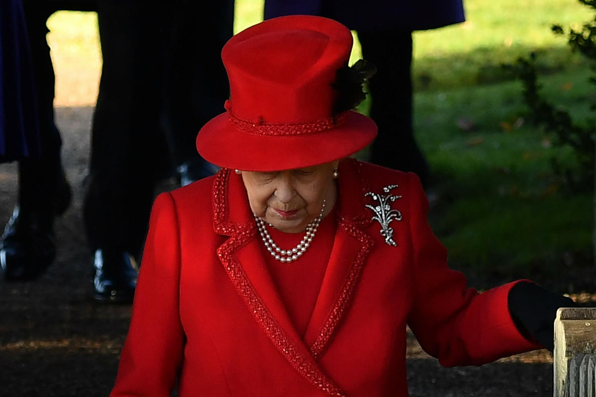 Królowa Elżbieta II ukrywa się przed fotografami