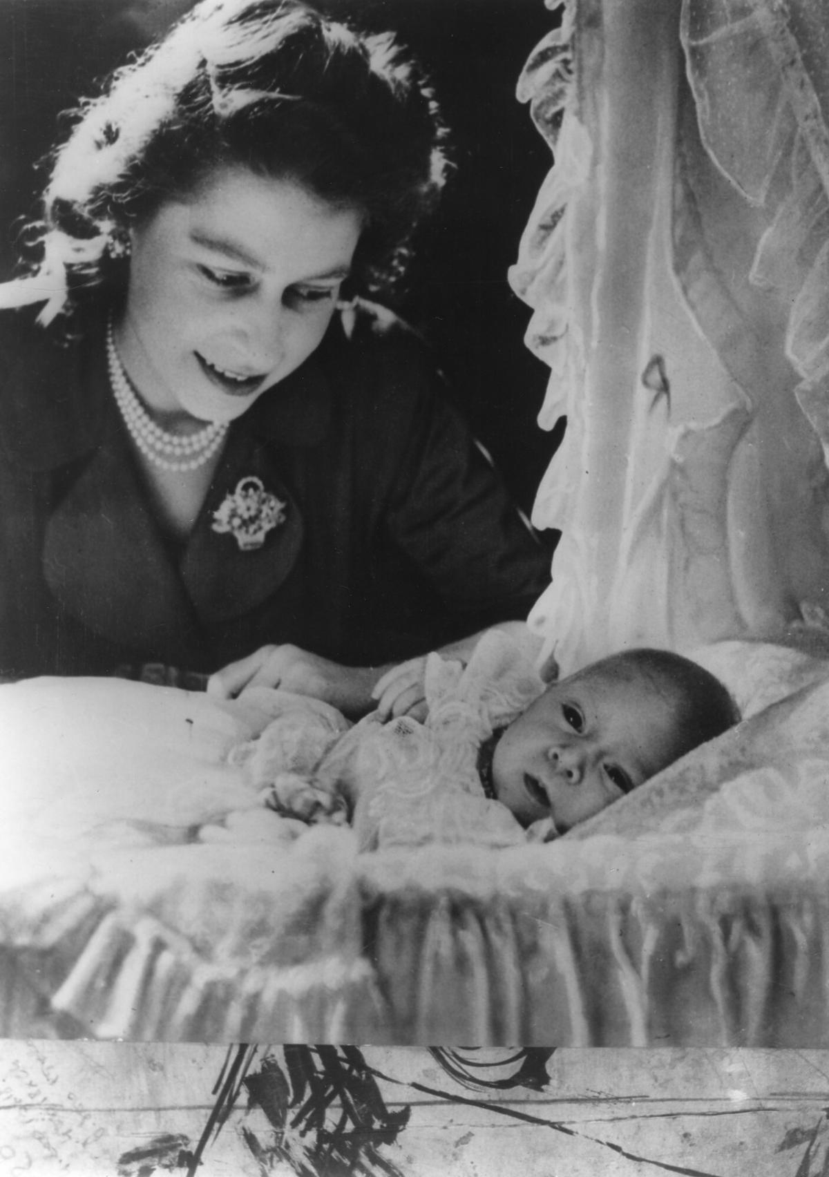 Królowa Elżbieta II ukrywała wszystkie swoje ciąże. Dlaczego nigdy nie pokazała się publicznie z ciążowym brzuszkiem?