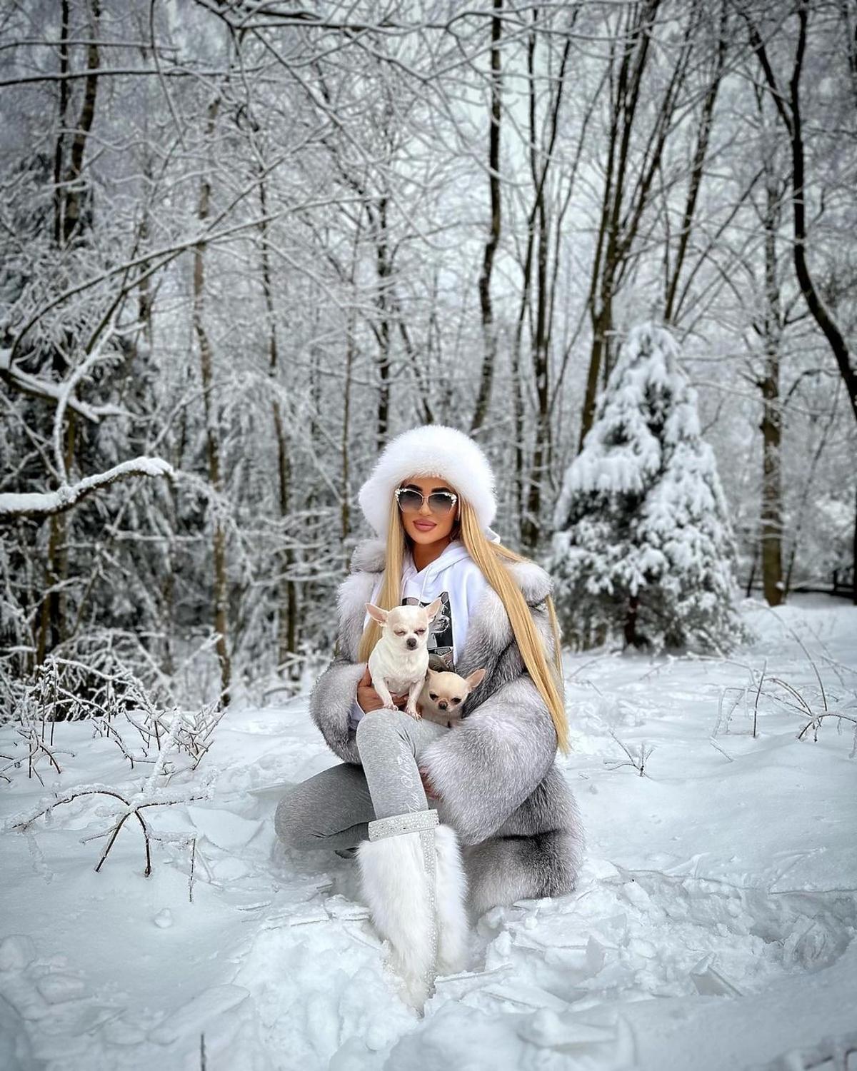 Królowe życia - Izabela Macudzińska  w lesie na zimowym spacerze