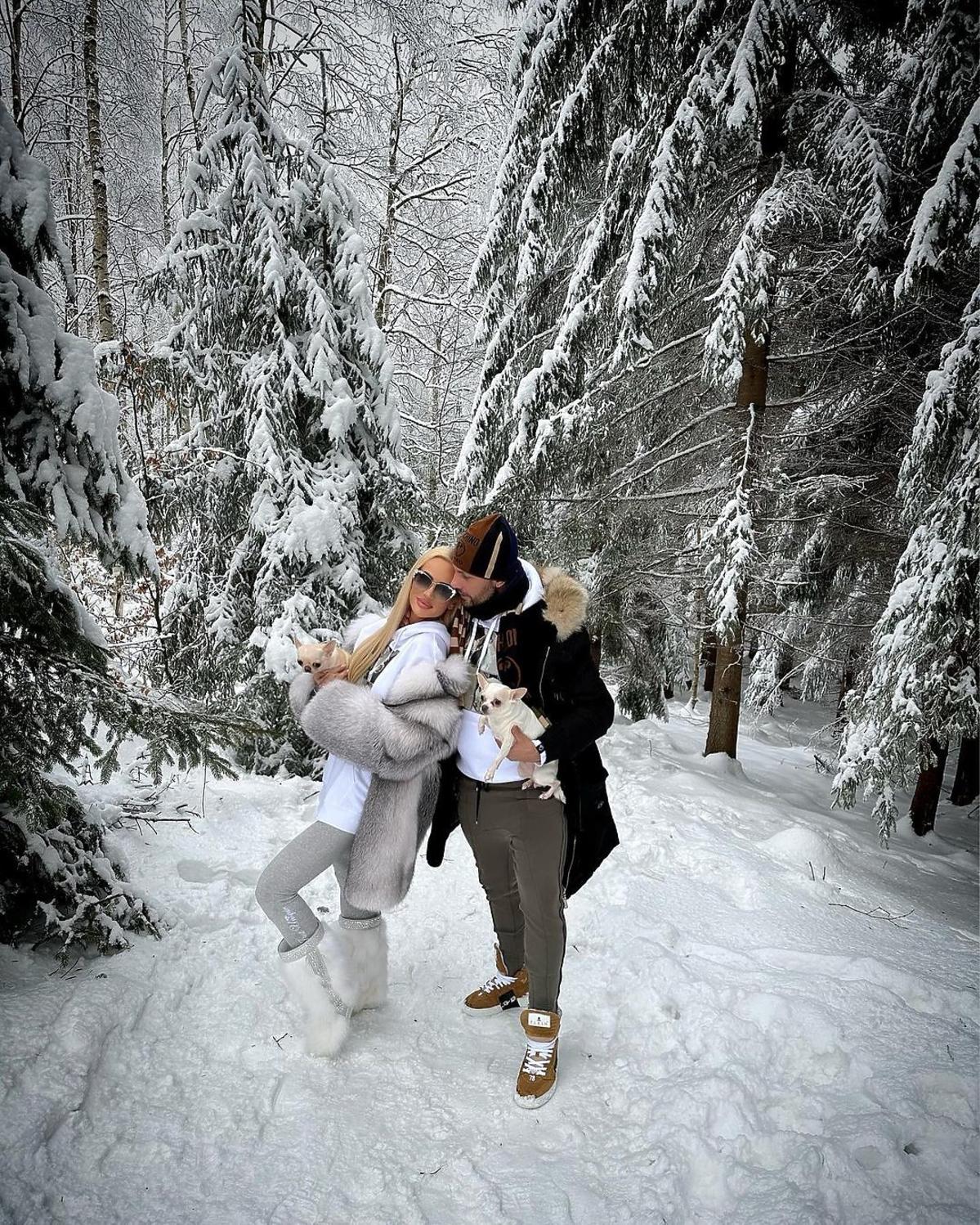 Królowe życia - Izabela Macudzińska z mężem w lesie