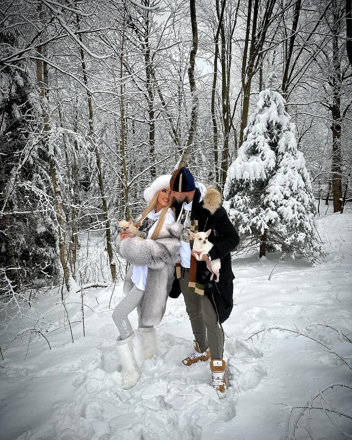Królowe życia - Izabela Macudzińska z mężem w lesie na zimowym spacerze