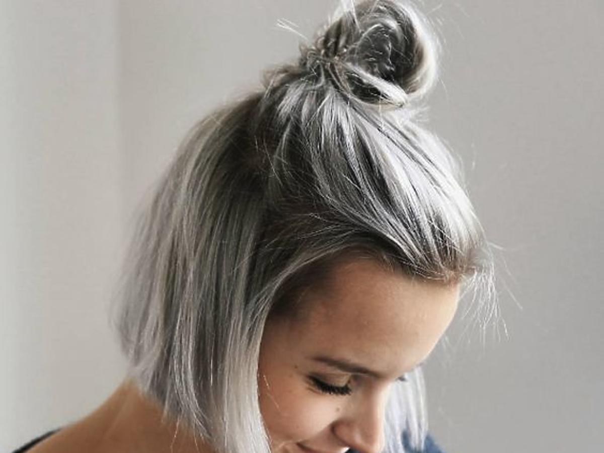 Krótkie szare włosy spięte we fryzurę top knot