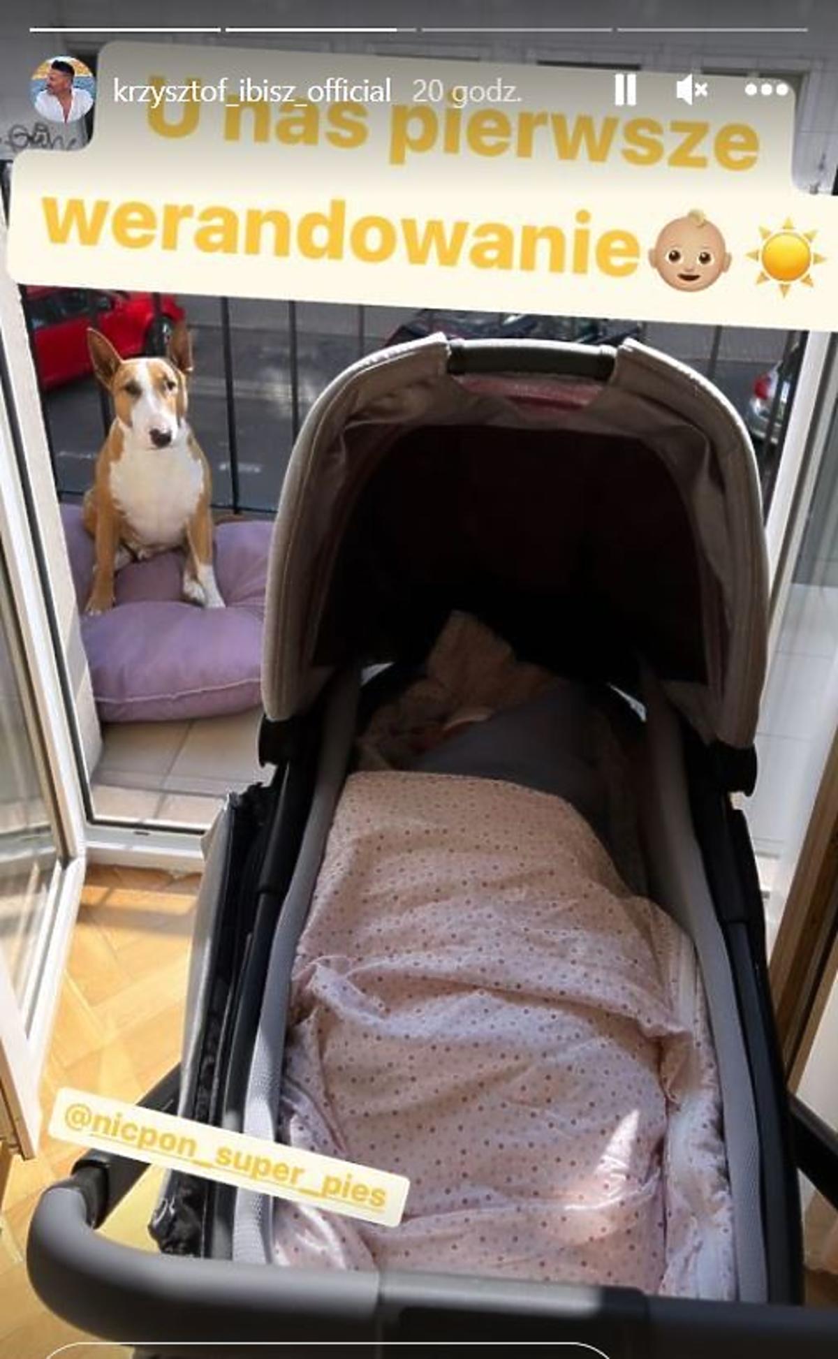 Krzysztof Ibisz pokazał czym powozi się jego najmłodszy syn. Fotografia z Instagrama na którym jest wózek dla dziecka Ibisza 