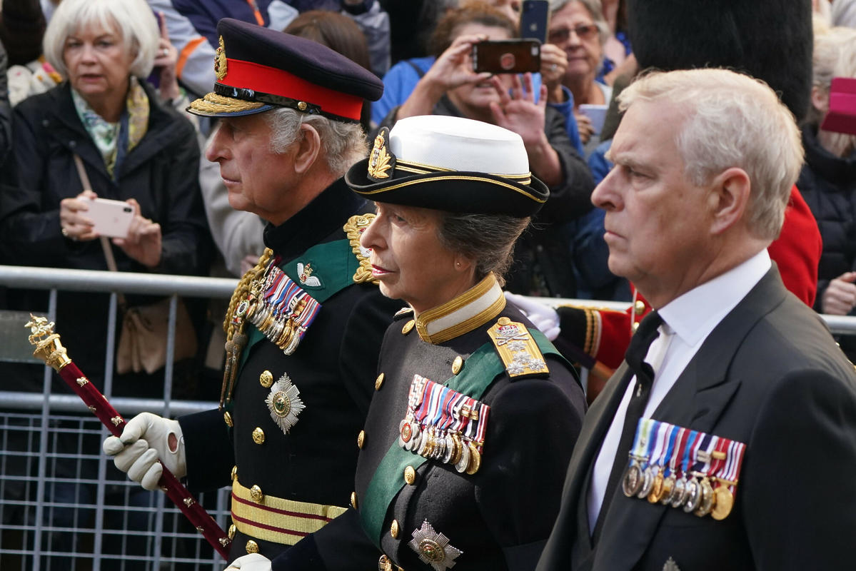 Książę Andrzej zwyzywany podczas marszu żałobnego za trumną Elżbiety II w Edynburgu