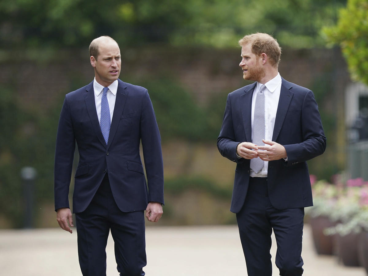 Książę Harry i książę William podczas odsłonięcia pomnika mamy