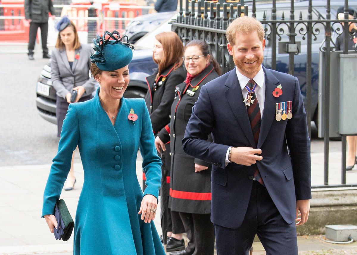 Książę Harry i księżna Kate w eleganckich kreacjach