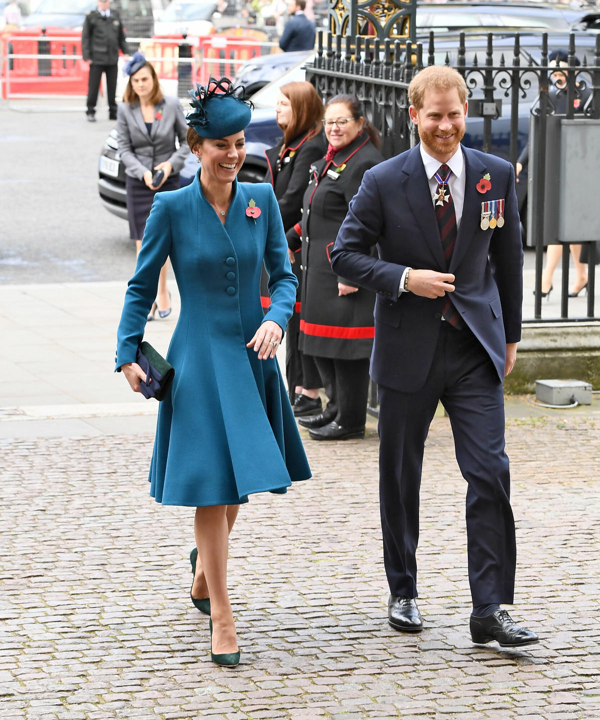 Książę Harry i księżna Kate w eleganckich kreacjach