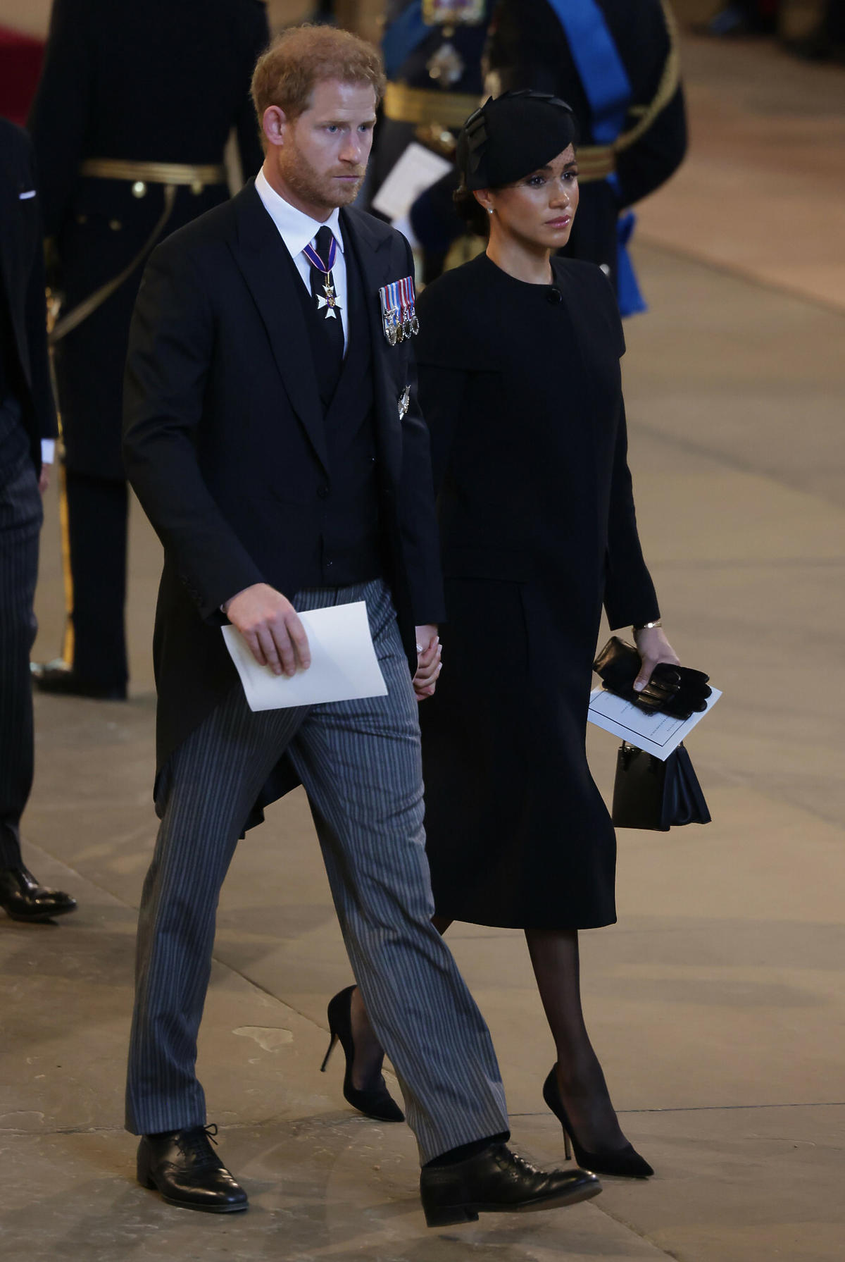 Książę Harry i Meghan Markle na procesji z trumną Elżbiety II