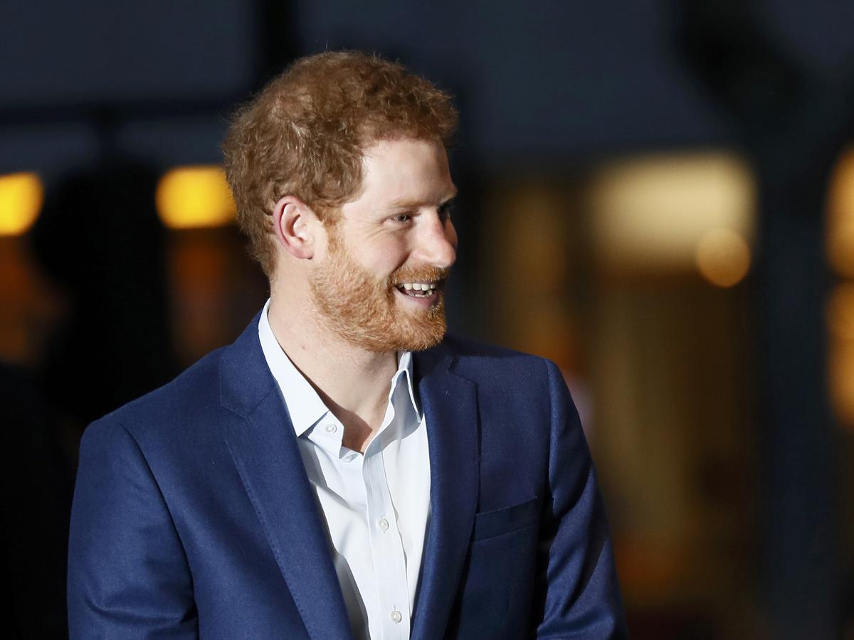 Książę Harry w granatowym garniturze i białej koszuli