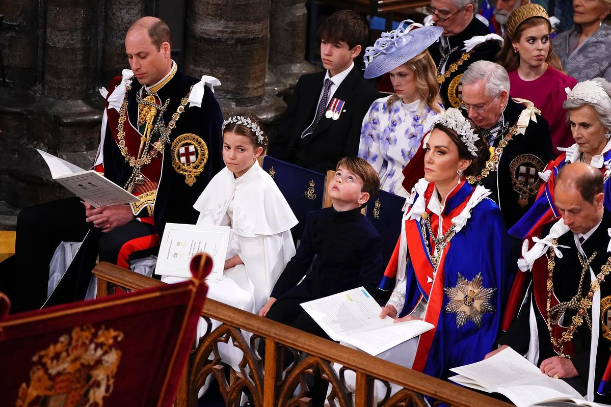 książę Louis rozgląda się po katedrze