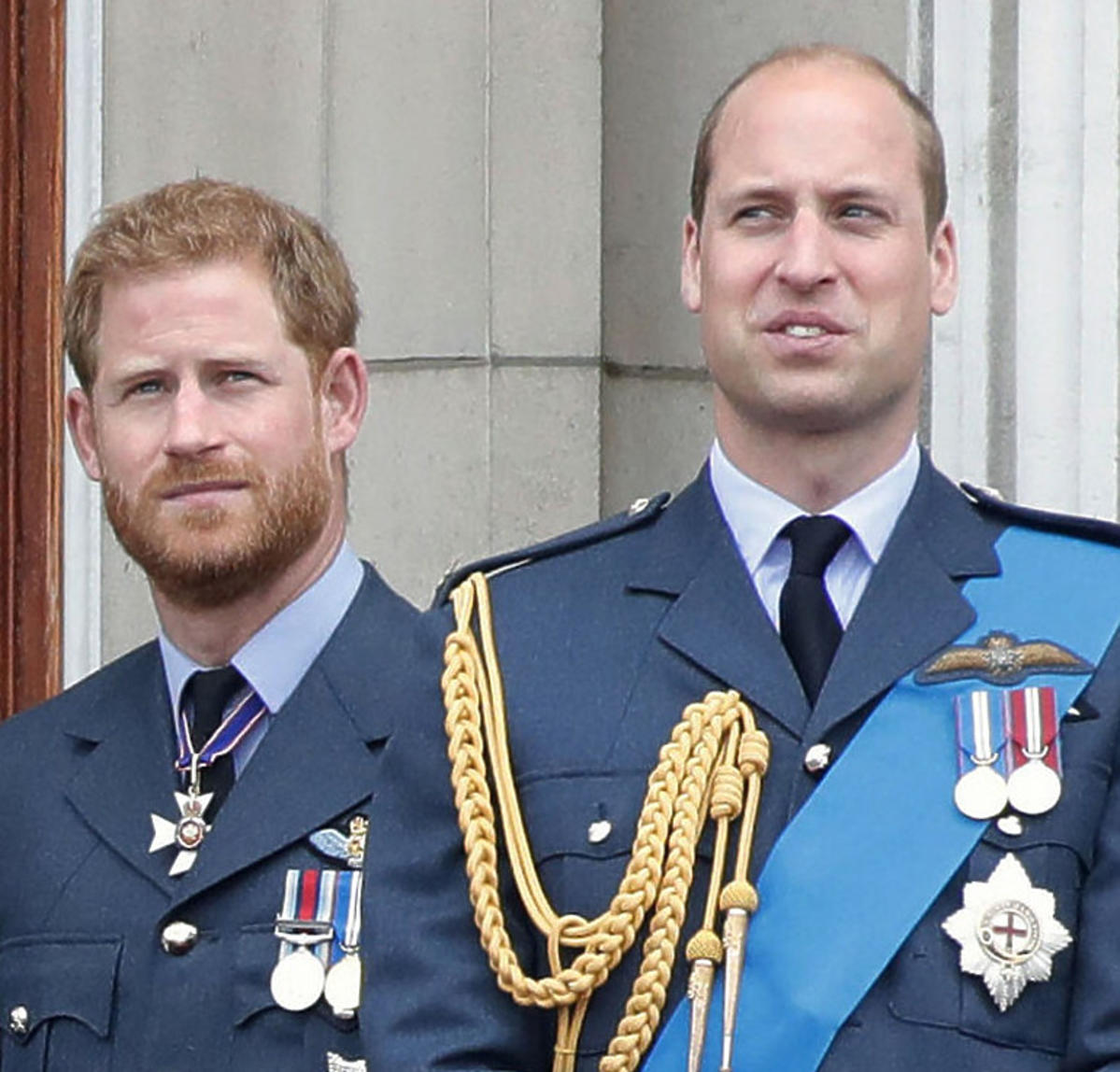 Książę William i Harry stoją podczas królewskiej uroczystości
