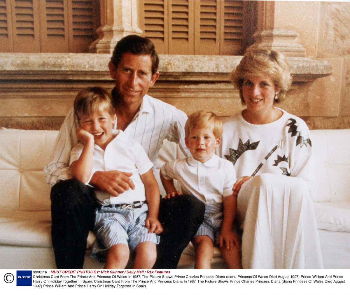 książę William i książę Harry jako dzieci na zdjęciu z księżną Dianą i księciem Karolem