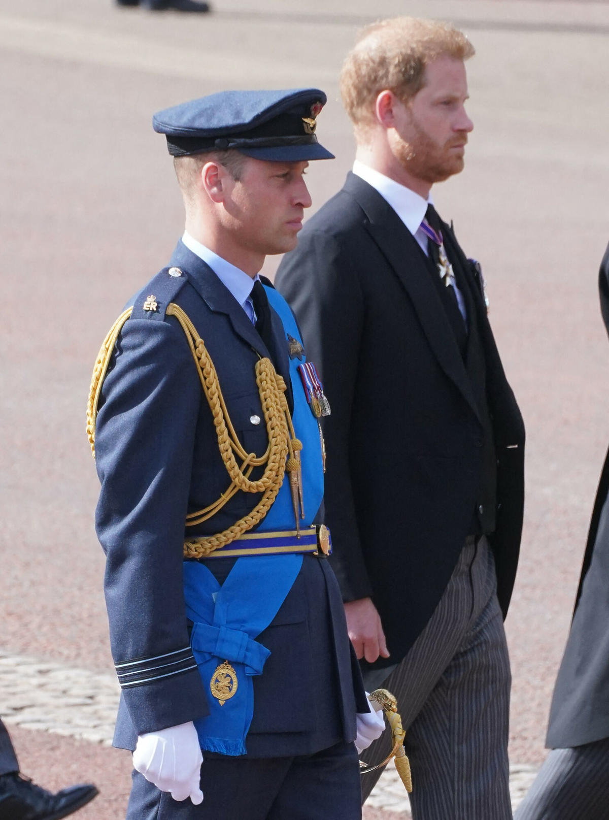Książę William i książę Harry na procesji z trumną Elżbiety II