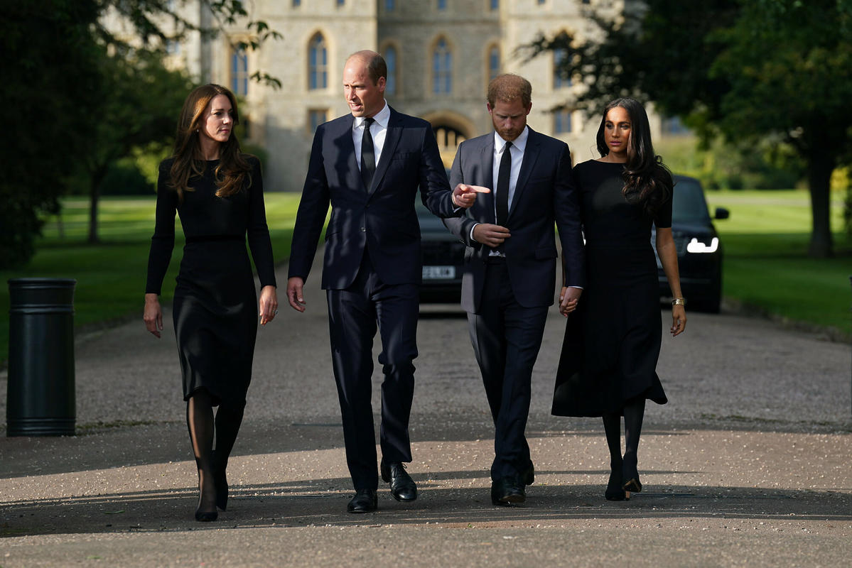 Książę William, księżna Kate, Meghan Markle i książę Harry pod zamkiem Windsor