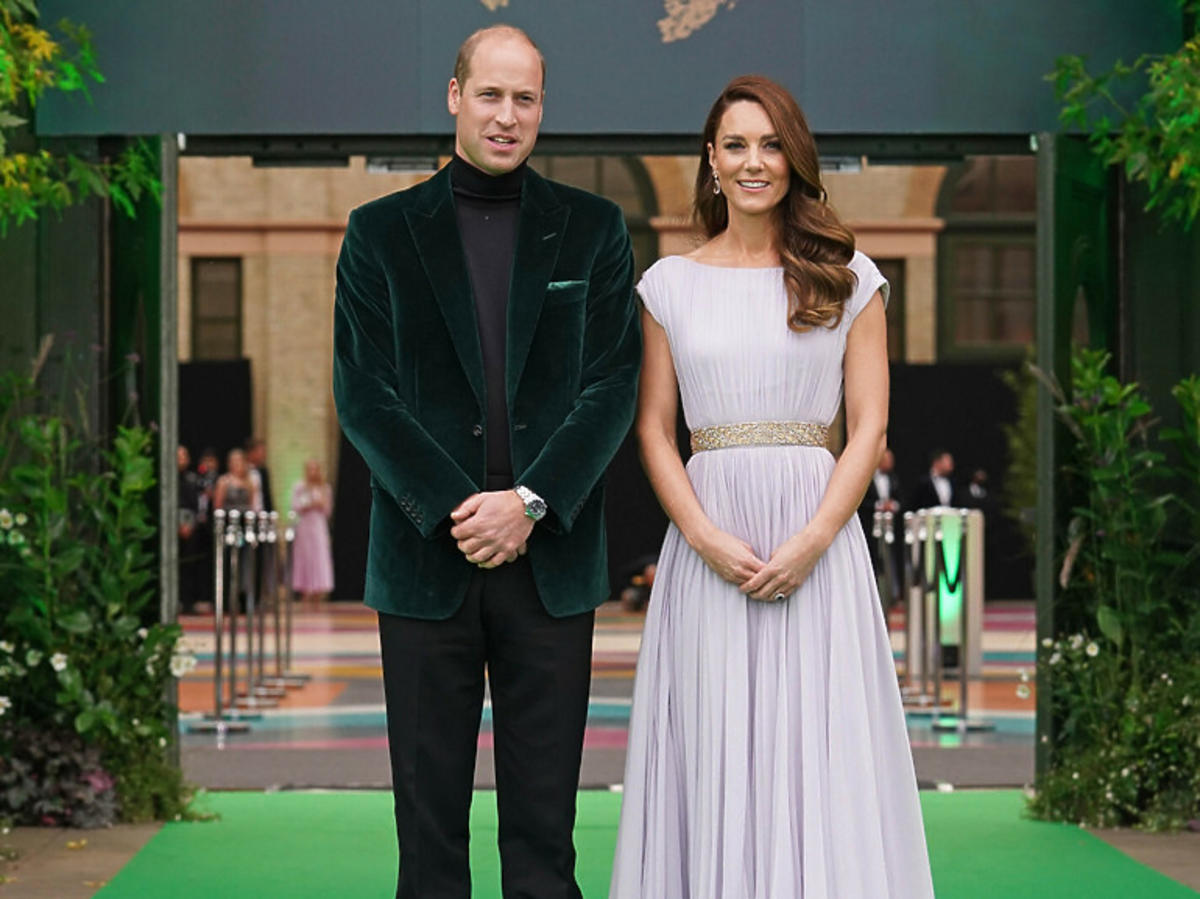 Księżna Kate i książę William na zielonym dywanie gali rozdania nagród Earthshot