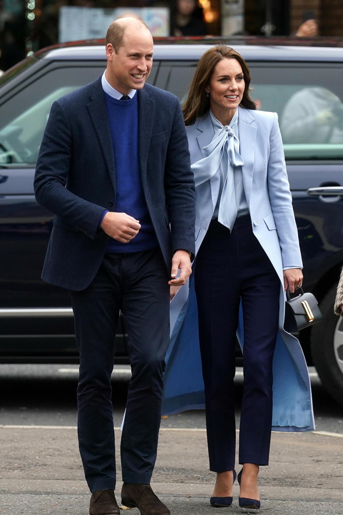 Ksieżna Kate i książę William witają się z tłumem w Belfaście
