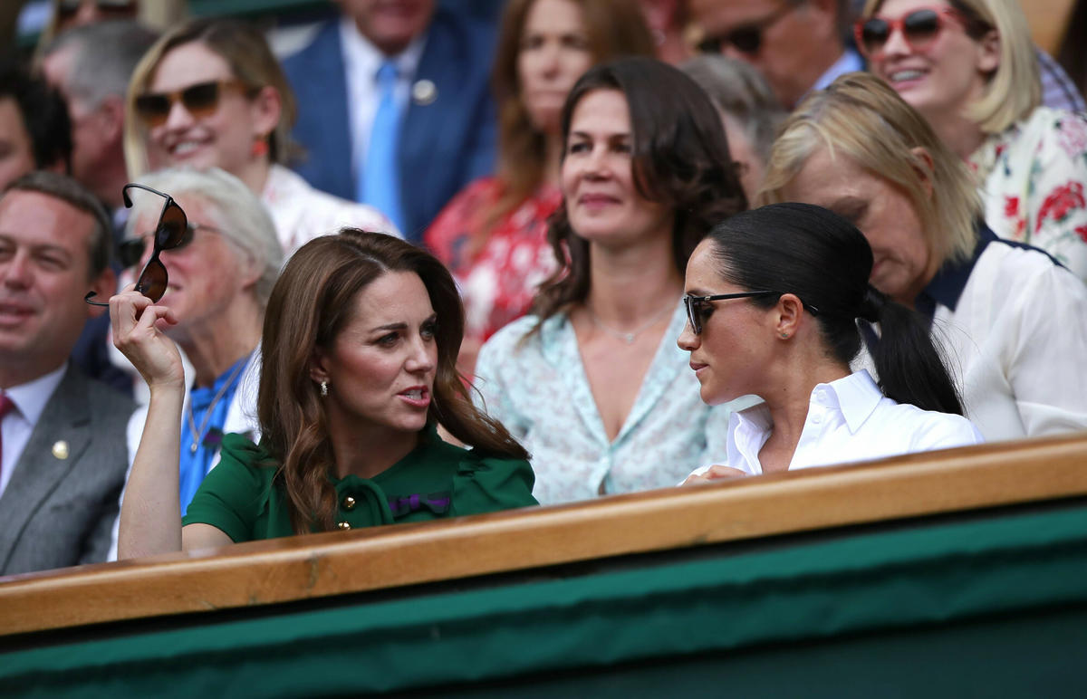 Księżna Kate i Meghan Markle dyskutują na trybunach