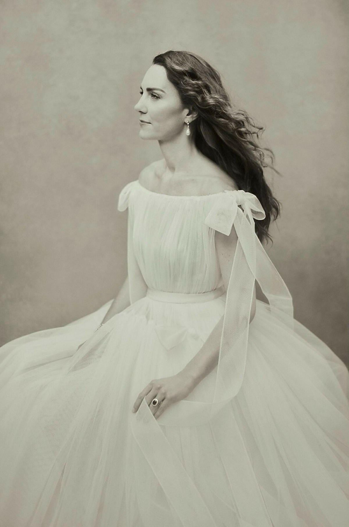 Księżna Kate, portret urodzinowy w białej sukni wykonany przez Paolo Roversi