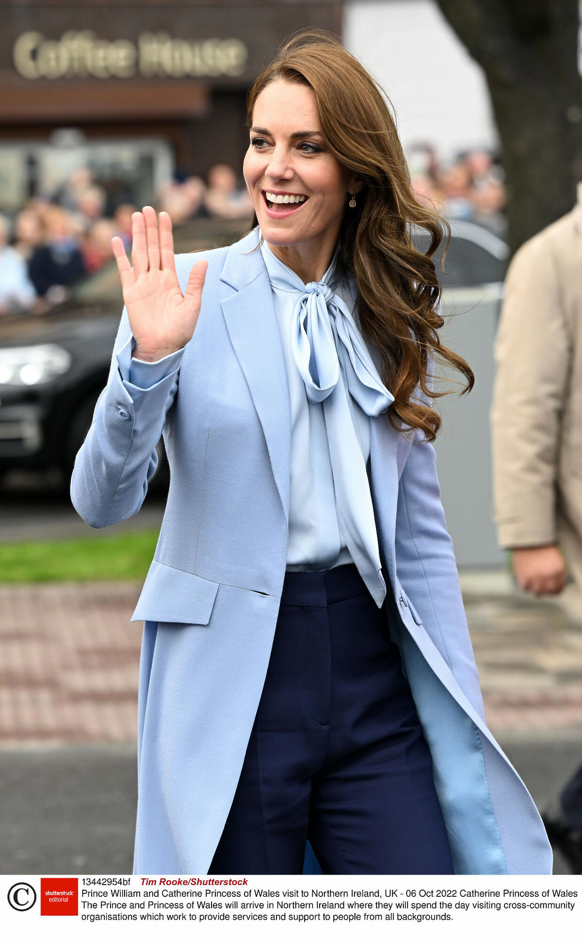 Księżna Kate pozdrawia poddanych w Belfaście