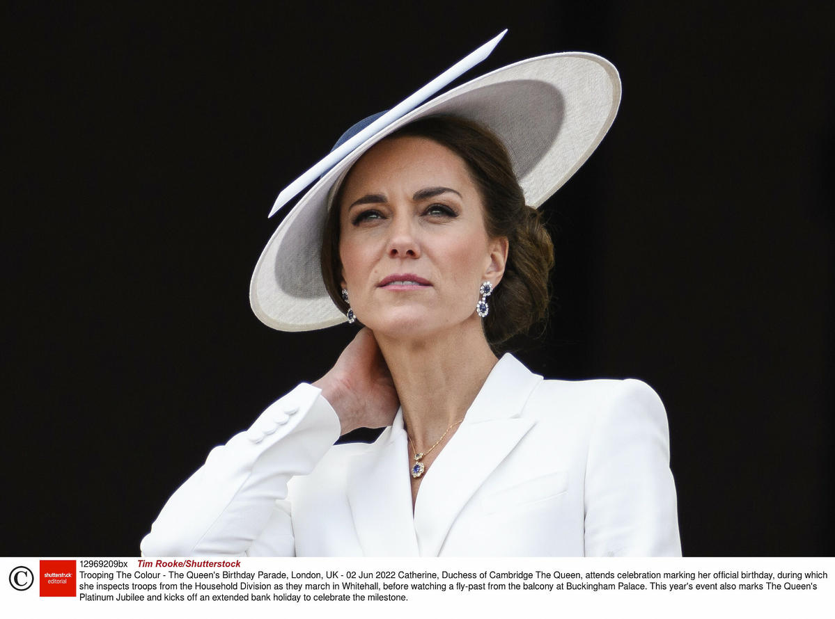 Księżna Kate w białym kapeluszu