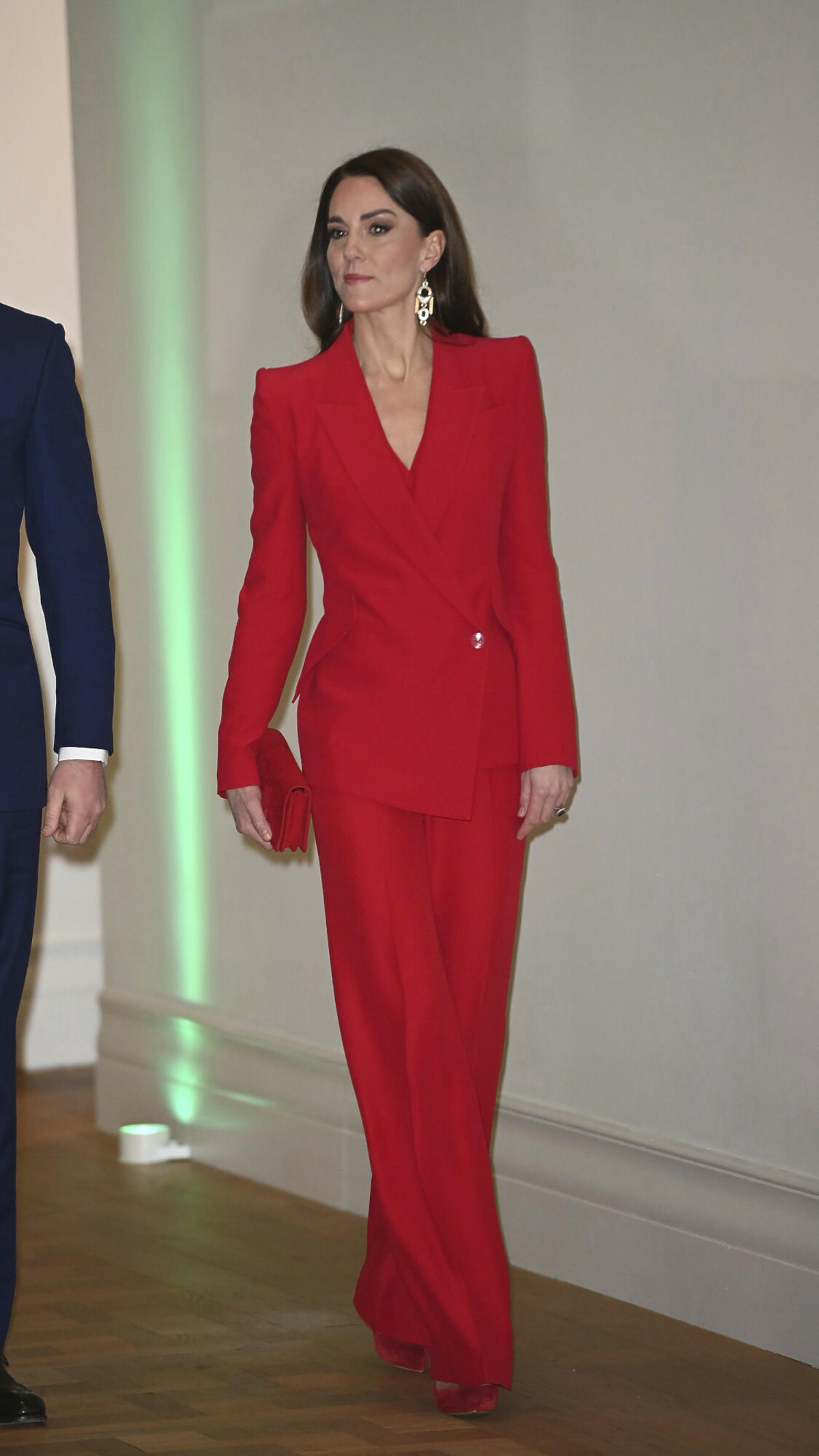 Księżna Kate w czerwonym total looku