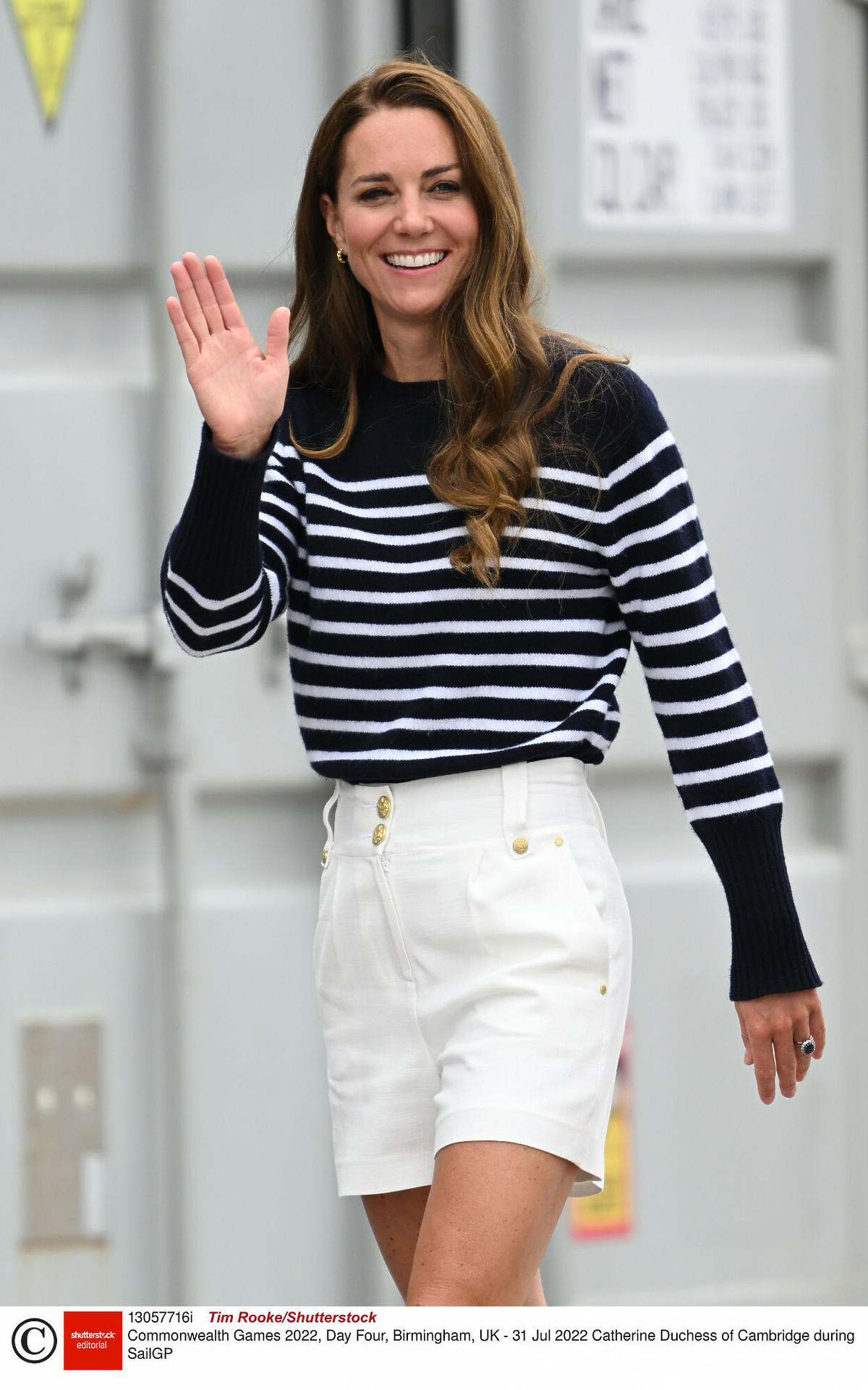 Księżna Kate w ultramodnym swetrze w paski  w białych shortach