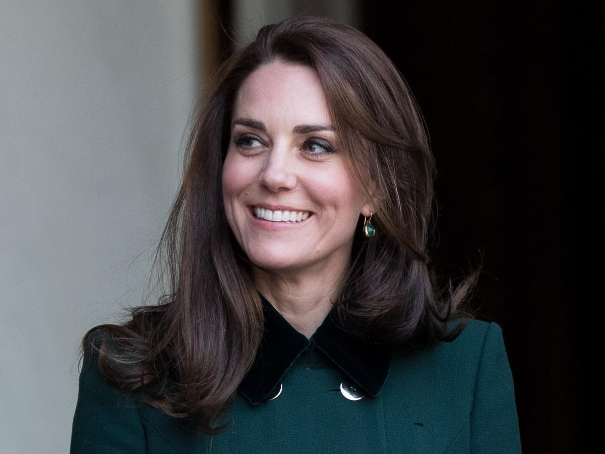 księżna Kate w zielonym płaszczu 