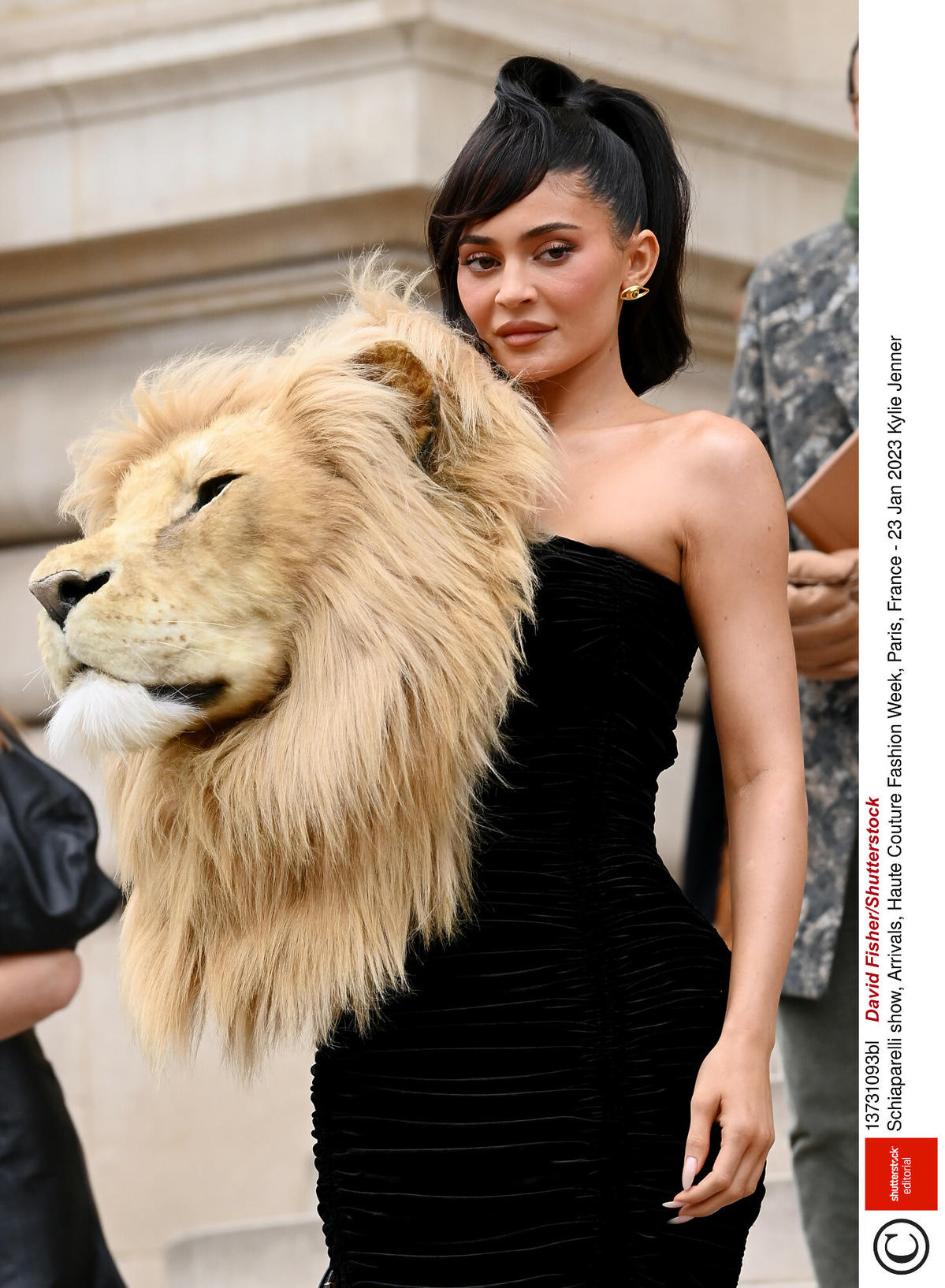 Kylie Jenner w sukni z głową lwa na paryskim tygodniu mody
