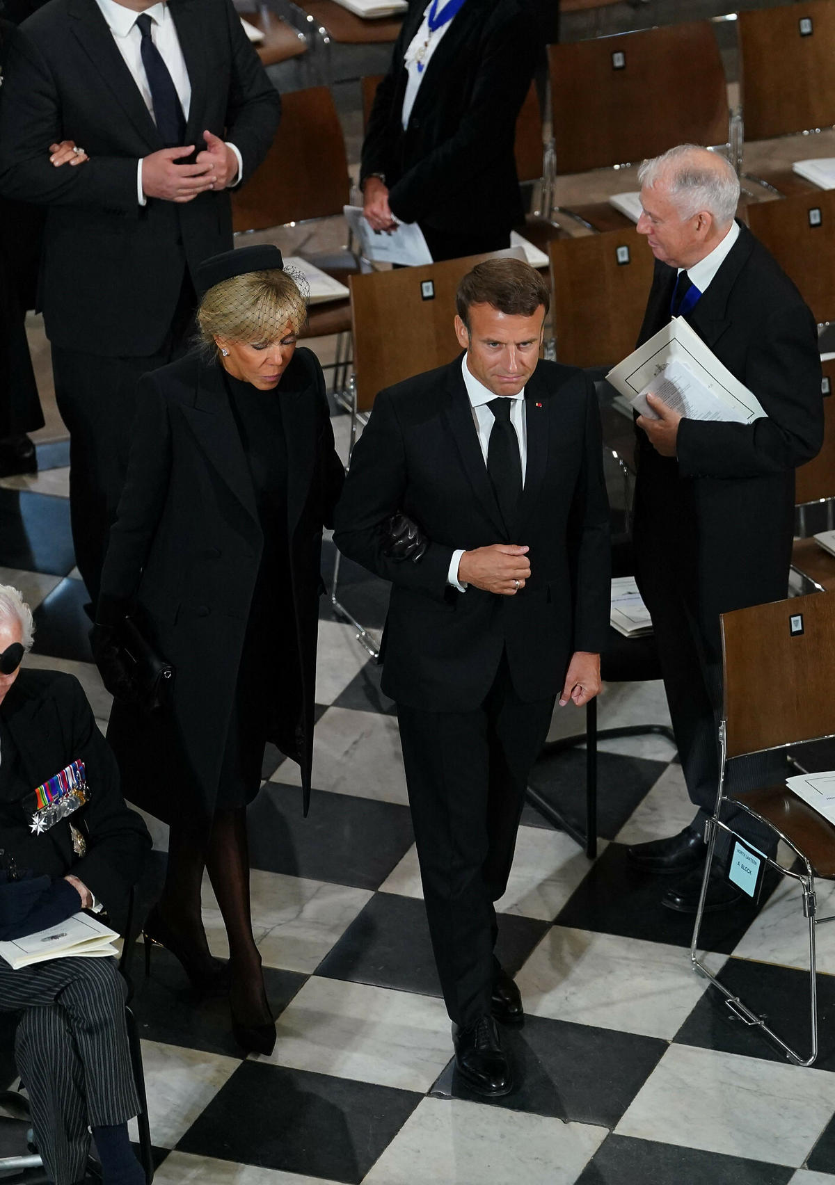 Macron zaliczył wpadkę na pogrzebie królowej Elżbiety II? Wszyscy patrzyli na jego buty