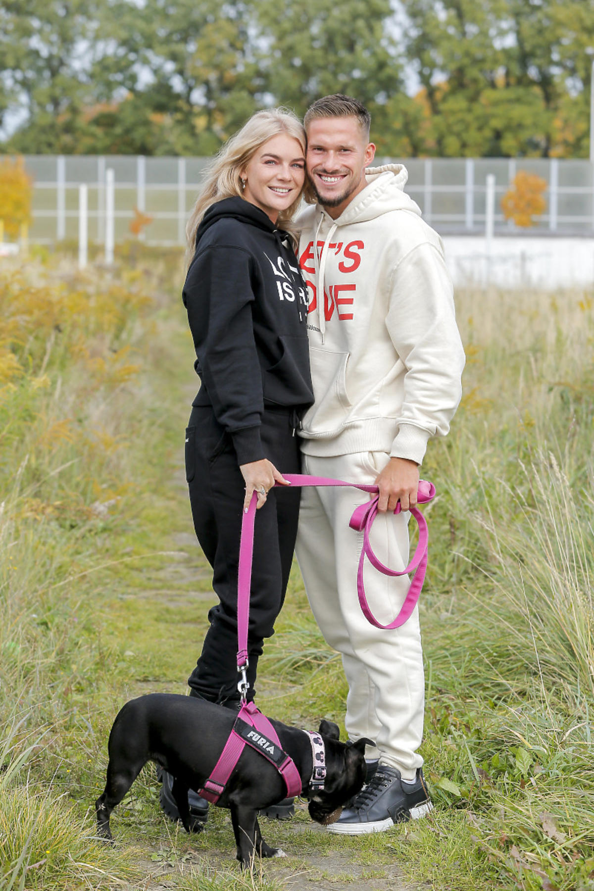 Magda i Wiktor na spacerze z psem
