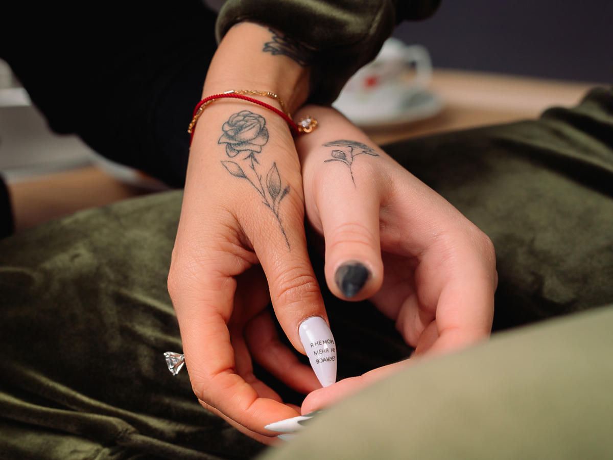 Małe tatuaże na dłoniach
