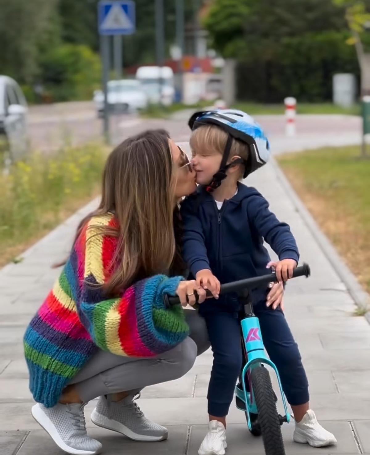 Małgorzata Rozenek z synkiem na rowerze
