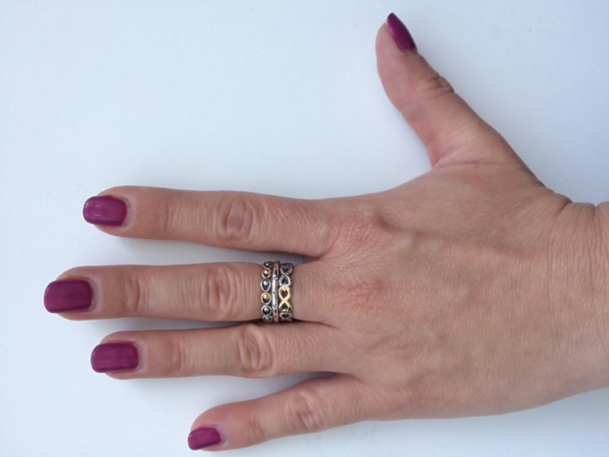 Manicure hybrydowy kombinowany w kolorze ciemnoróżowym