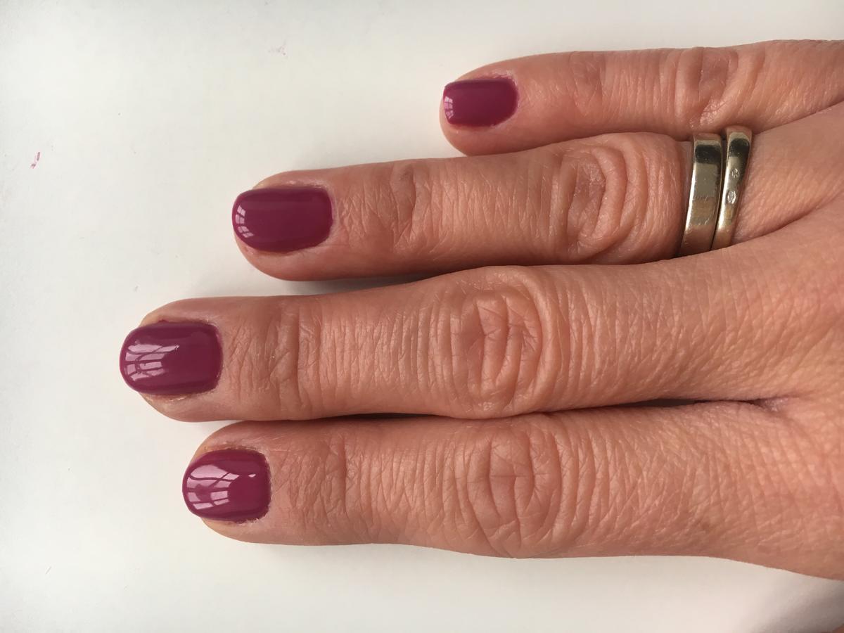 Manicure hybrydowy kombinowany w kolorze ciemnoróżowym