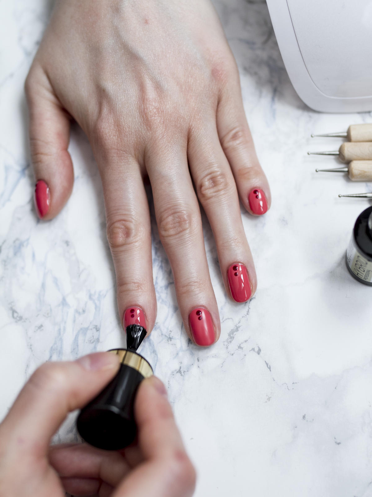 manicure hybrydowy krok po kroku - malowanie topem