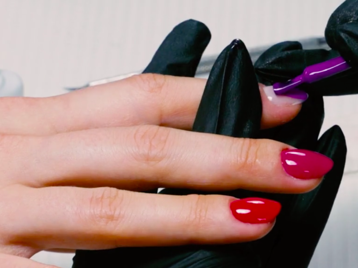 Manicure hybrydowy na jesień 2019 - modne kolory i zdobienia [WIDEO]