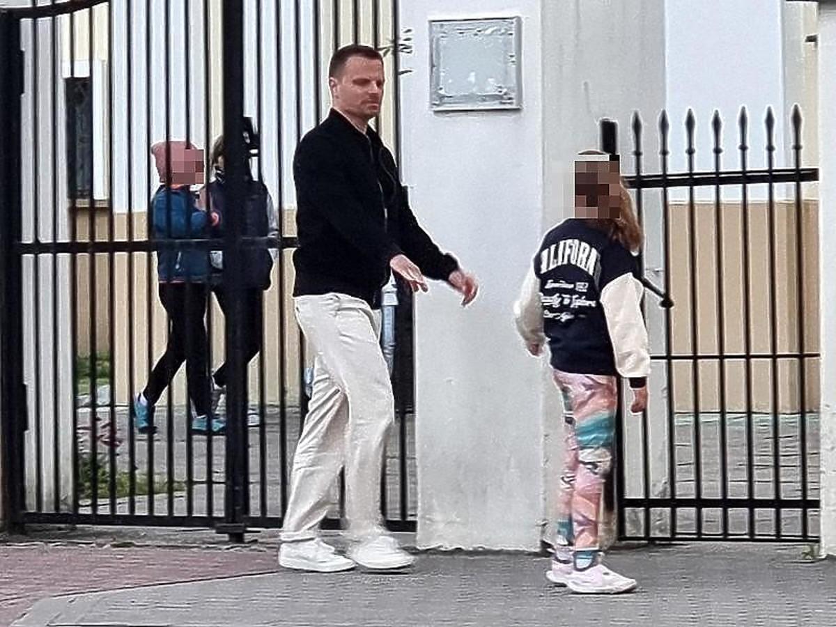Marcin Hakiel z córką na próbie przed komunią