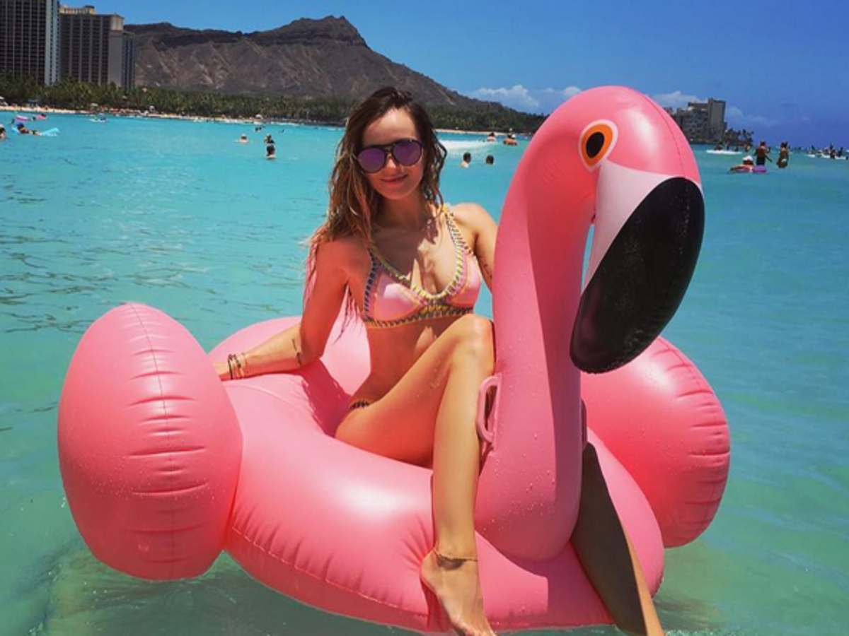 Marina Łuczenko-Szczęsna na dmuchanym flamingu