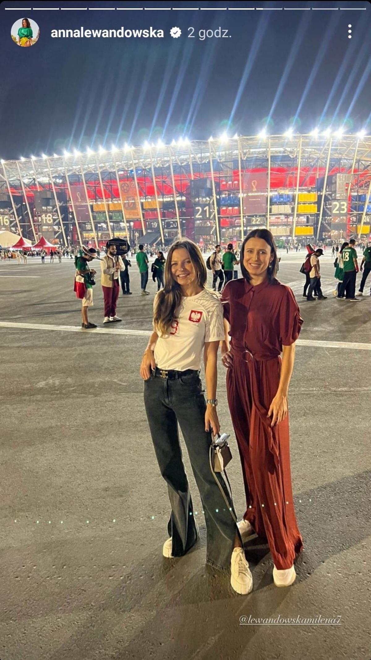 Mecz Polska-Meksyk w Katarze - Anna Lewandowska i Milena Lewandowska przed stadionem