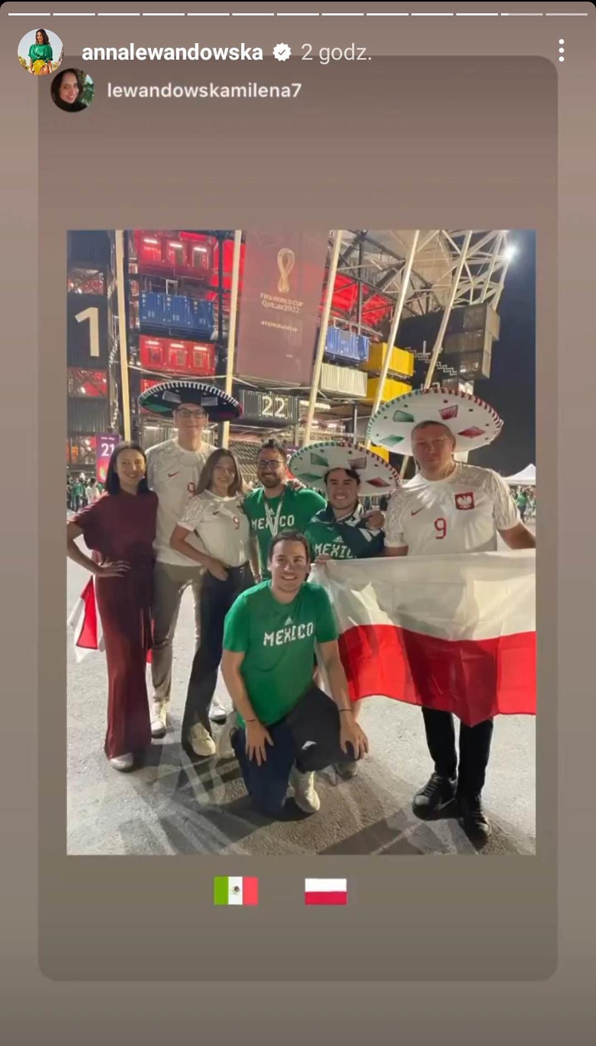 Mecz Polska-Meksyk w Katarze - Anna Lewandowska i Milena Lewandowska z kibicami przed stadionem