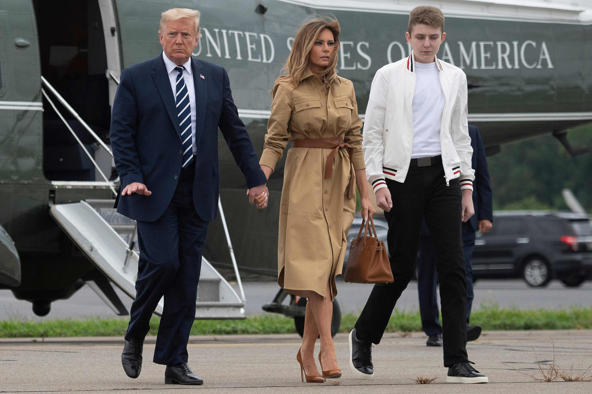 Melania Trump odtrąca rękę męża